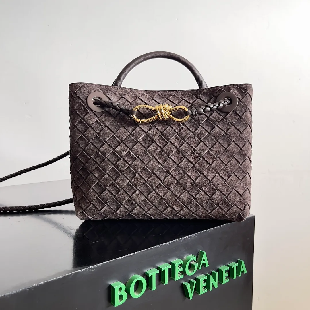 The 2023 new Andiamo batch of 1960 BV has been shipped‼ ️Really popular🔥The new Andiamo woven handbag launched by Bottega Veneta this season is really popular all over the world! ! Celebrities at home and abroad have worn it, and Oscar-winning actress Michelle Yeoh has taken it out on the street. Song Jia, Trai Yara, Yu Feihong, Sanji Ayaka, Rosie Hunting-Whiteley, Yoshioka Riho, etc. have all picked up this bag. It is classic and versatile, showing off its temperament, and the bag capacity is also large, which is very convenient for daily commuting! ! A variety of carrying methods, the shoulder straps can be adjusted by yourself, the original lambskin feels soft and delicate, and the neutral style is made to break gender boundaries and bring a more practical and longer-lasting use experience. Andiamo, which has both elegant and casual styles, perfectly interprets the true appearance of "fashionable old money style". Style number: 743568 (suede) Size: 25*22*10.5cm
